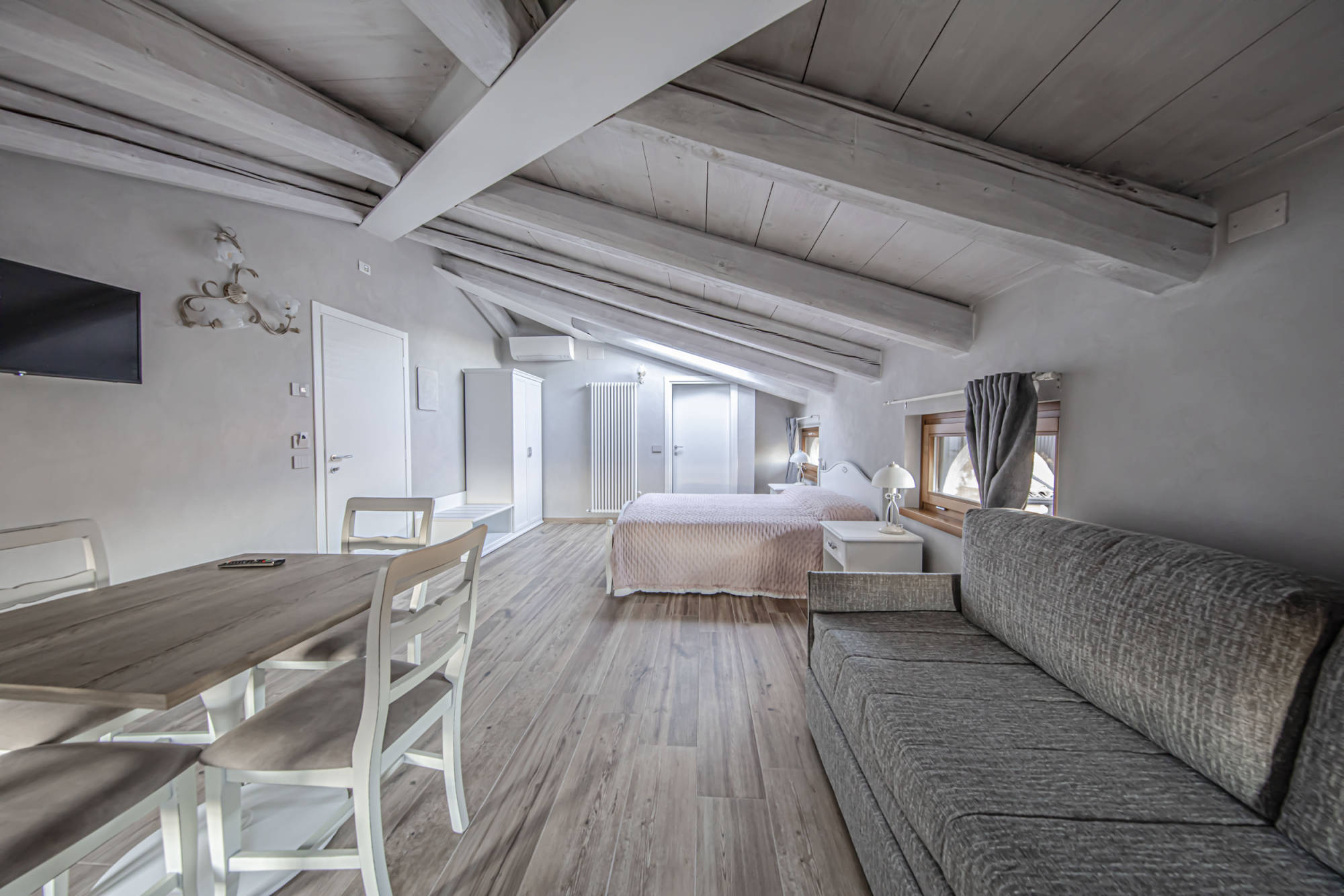 camera Lola vista dal fondo