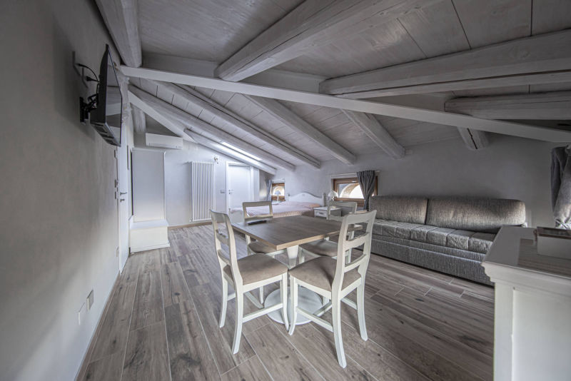 camera Violetta vista dal fondo