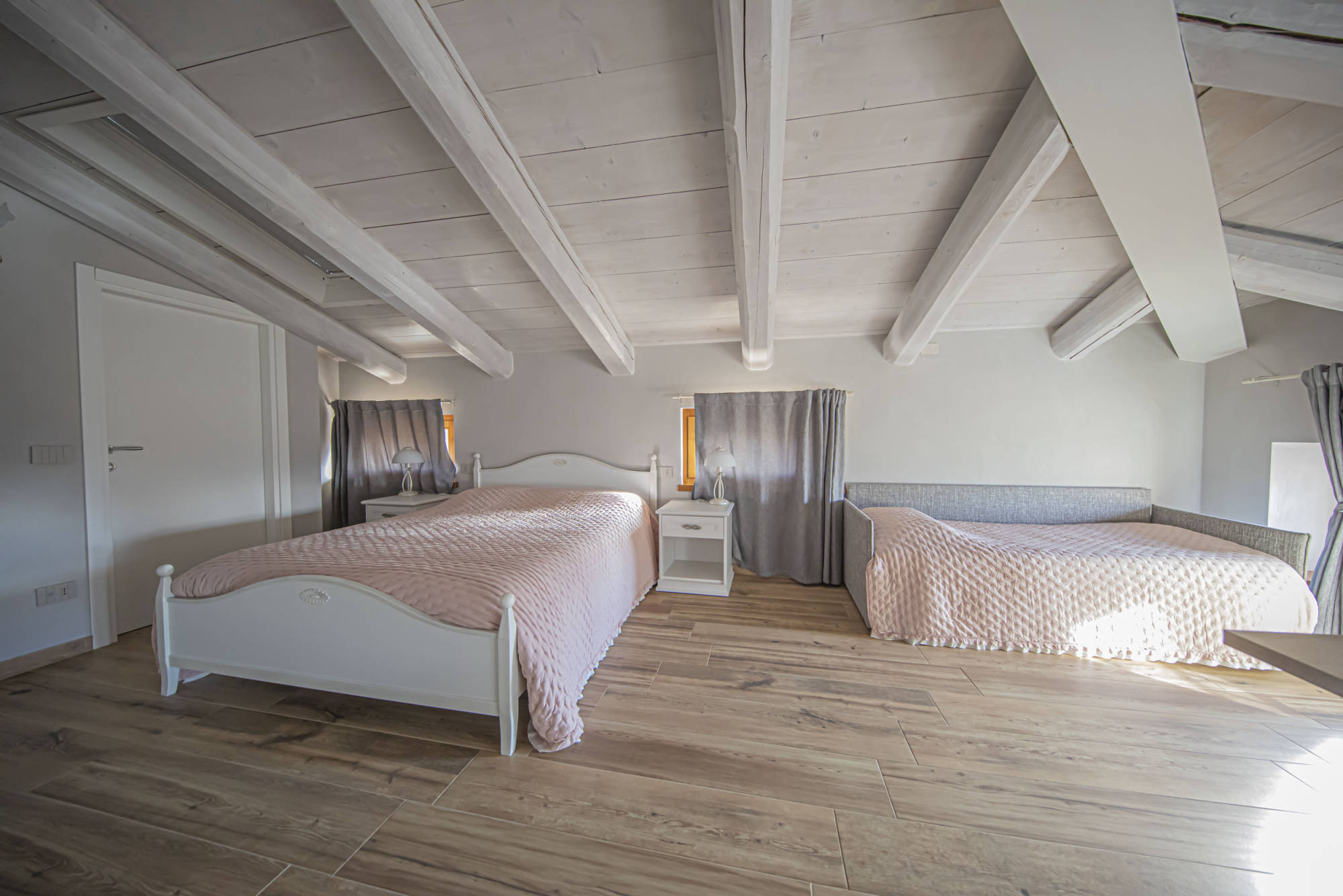 camera Violetta con divani letto aperti